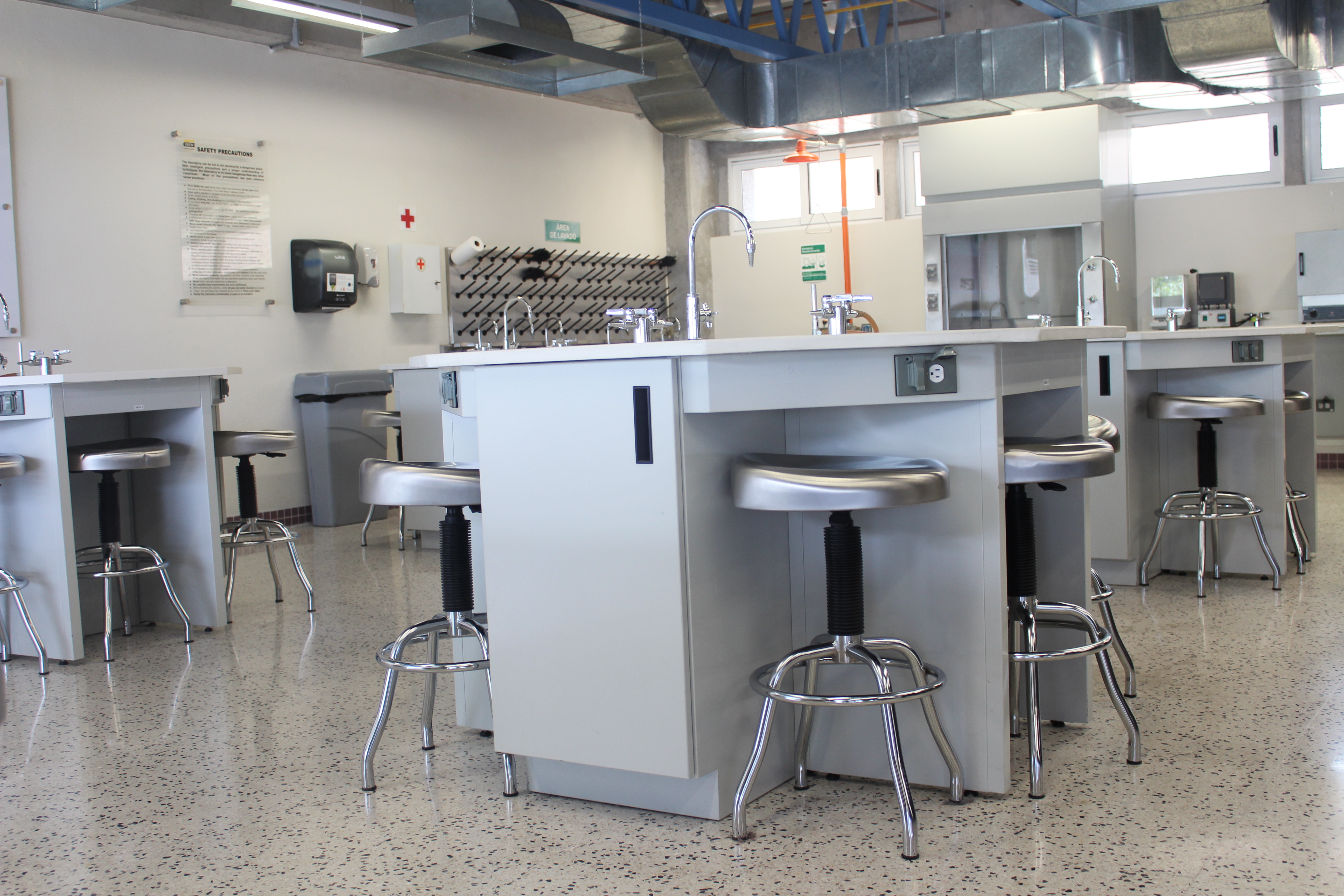 Mesa para estudiantes de laboratorio